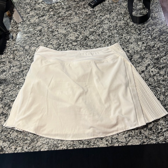 Lululemon white skirt size 8 - Picture 2 of 3